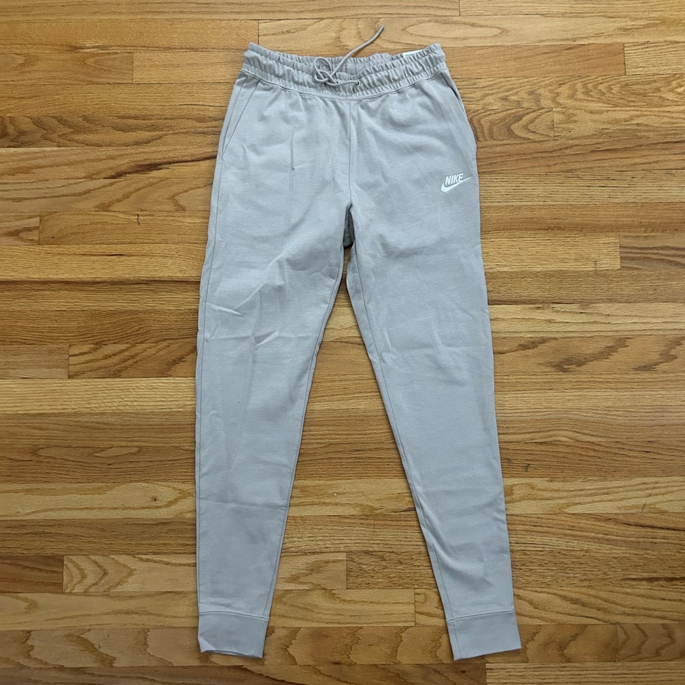 Nike standard fit. High rise. Taupe/khaki.
